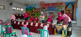 Foto Pengawas sedang Diskusi dalam Kegiatan Keagamaan/Religius Antar Murid TK Sekecamatan MKS den...