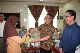 14-5-2016 sabtu lembur penyerahan piagam siswa berprestasi di rumah  1