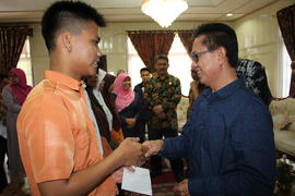 14-5-2016 sabtu lembur penyerahan piagam siswa berprestasi di rumah  1