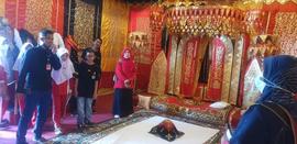 foto sedang mengamati yang ada dalam museum