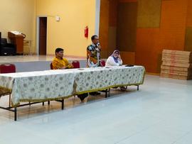 foto bapak sedang memberikan arahan  dalam acara diklat calon kepala sekolah