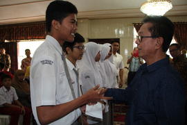 14-5-2016 sabtu lembur penyerahan piagam siswa berprestasi di rumah  1