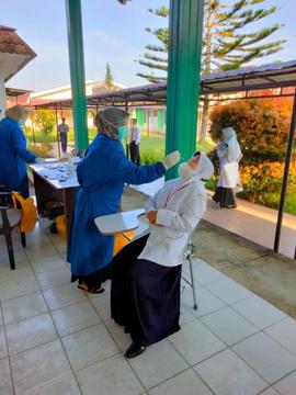 foto peserta sedang melakukan tes suap dalam acara seleksi substansi calon kepala sekolah kota bu...