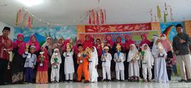 Foto Pengawas dan Peserta yang Menang Lomba Kegiatan Keagamaan/Religius Antar Murid TK Sekecamata...