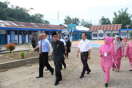  06.04.16 Rabu, Wawako pantau UN di SMK Muhamadyah 1