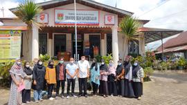 foto bersama bapak kepala disdikbud bersama mahasiswa dalam acara penyerahan mahasiswa program ka...