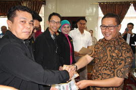 14-5-2016 sabtu lembur penyerahan piagam siswa berprestasi di rumah  1