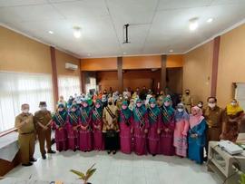 foto semua anggota yang mengikuti acara pengukuhan bunda paud dan kelompok kerja bunda paud di ke...