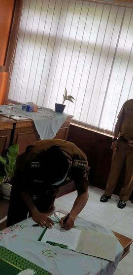 foto salah satu bapak/anggota sedang menenda tangani berkas