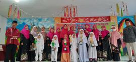 Foto Pengawas dan Peserta yang Menang Lomba Kegiatan Keagamaan/Religius Antar Murid TK Sekecamata...