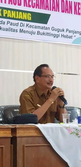 foto bapak kepala dinas sedang berbicara dalam acara pengukuhan bunda paud dan kelompokkerja bund...