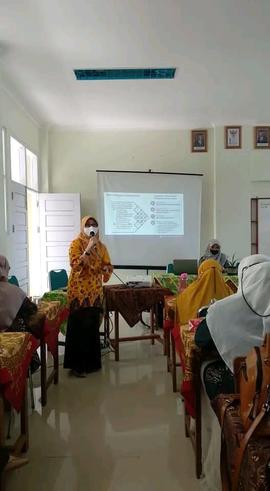 foto MC sedang memeberikan pengarahan  dalam kegiatan sosialisasi sekolah penggerak bagi TK, SD, ...