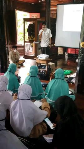 foto bapak kepala disdikbud sedang memberikan arahan dan di dengarkan oleh peserta