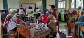 Foto anggota fokus  dalam Kegiatan Bimtek Pengembangan Konten/Produksi Pembelajaran BDR untuk Goo...
