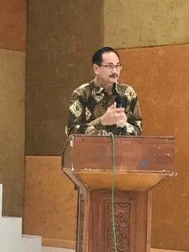foto bapak kepala dinas sedang memberi arahan di depan calon kepala sekolah