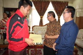 14-5-2016 sabtu lembur penyerahan piagam siswa berprestasi di rumah  1
