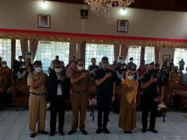 foto bersama bapak kepala disdikbud bersama anggota bidang keb dalam acara seminar hasil kajian m...
