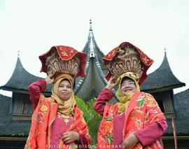 Pawai Budaya Prosesi Adaik Maantaan Paja Di Nagari Kurai