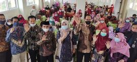 Foto bersama  bapak kepala disdikbud dengan anggota dalam Kegiatan Bimtek Pengembangan Konten/Pro...