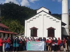 foto bersama seluruh peserta dan pengawas  acara museum tour