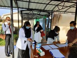 foto peserta sedang melakukan registrasi dalam acara seleksi substansi calon kepala sekolah kota ...