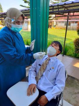 foto peserta sedang melakukan tes suap dalam acara seleksi substansi calon kepala sekolah kota bu...