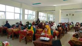 foto anggota sedang medengarkan pengarahan dalam kegiatan sosialisasi sekolah penggerak bagi TK, ...