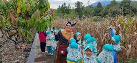 Foto Pengawas dan Peserta  dalam Kegiatan Mendampingi TK binaan TK Negeri I pembelajaran tematik....