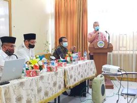 foto salah satu bapak sedang memberikan arahan dalam acara seleksi substansi calon kepala sekolah...