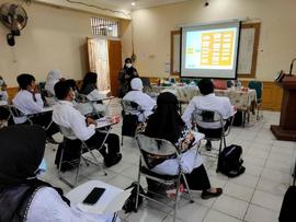 foto peserta sedang mendengarkan arahan dalam acara seleksi substansi calon kepala sekolah kota b...