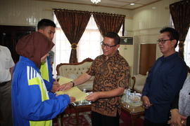 14-5-2016 sabtu lembur penyerahan piagam siswa berprestasi di rumah  1