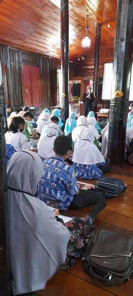 foto peserta sedang mendengarkan arahan sambil membuat gambar batik