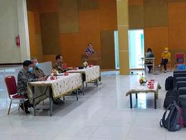 foto pembimbing sedang menerangkan kepada calon kepala sekolah