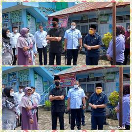 foto bersama bapak walikota dengan guru di SDN 06 Parit Antang dalam rangka pengembangan sarana d...