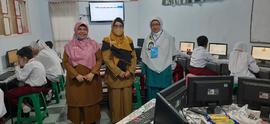 Foto Ibuk Pengawas Sedang Mengawasi Peserta ANBK