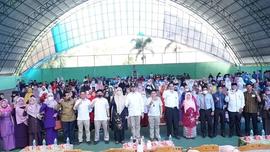 foto bersama seluruh penyelenggara dan penerima PIP