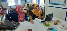 foto pengawas sedang berdiskusi dalam Kegiatan penilaian kenerja kepala sekolah PKKS dg melihat d...