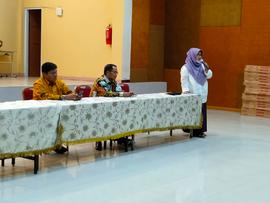 foto ibuk MC sedang memberikan arahan dalam acara diklat calon kepala sekolah