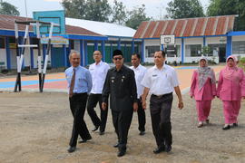  06.04.16 Rabu, Wawako pantau UN di SMK Muhamadyah 1