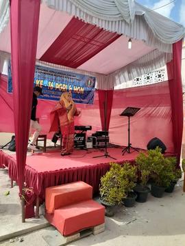 foto ibuk sedang bernyanyi di atas pentas dalam  acara peringatan HUT PGRI &amp; HGN ke 76