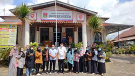 foto bersama bapak kepala disdikbud bersama mahasiswa dalam acara penyerahan mahasiswa program ka...