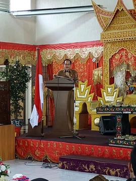 foto bapak kepala disdikbud sedang memberikan arahan dalam acara seminar hasil kajian museum ruma...