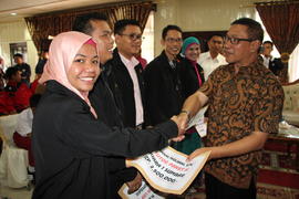 14-5-2016 sabtu lembur penyerahan piagam siswa berprestasi di rumah  1