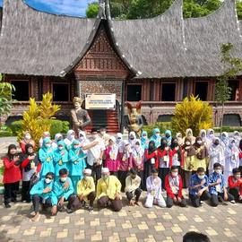 foto bersama di depan rumah adat baanjuang