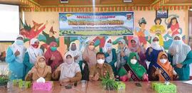 Foto bersama pengurus PAUD dengan Bunda Paud