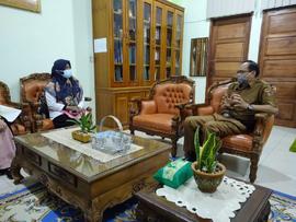 Foto dosen dan Bapak Sedang Berdiskusi dalam Kegiatan  surah terima Program kampus mengajar angka...