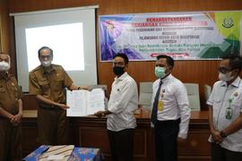 foto bersama bapak kepala disdikbud dan rekan kerja dalam kegiatan  Penandatangan Perjanjian Kerj...