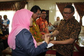 14-5-2016 sabtu lembur penyerahan piagam siswa berprestasi di rumah  1
