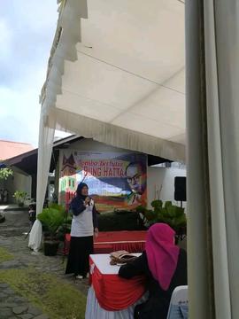 foto mc sedang memberikan arahan