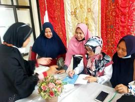 Foto Pengawas sedang memberikan tanda tangan dalam Acara Narasumber sekolah keluarga tg 17 juni 2...